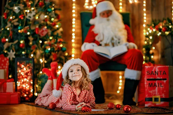 З Різдвом, Сантою Клаус і маленькою дівчинкою вночі на ялинці — стокове фото