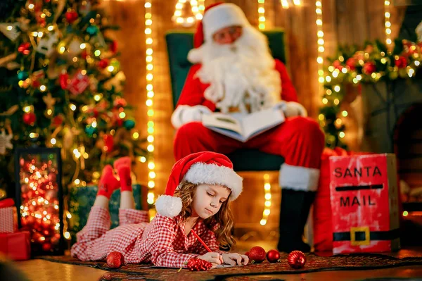 God jul, tomten och liten flicka på natten i julgranen — Stockfoto
