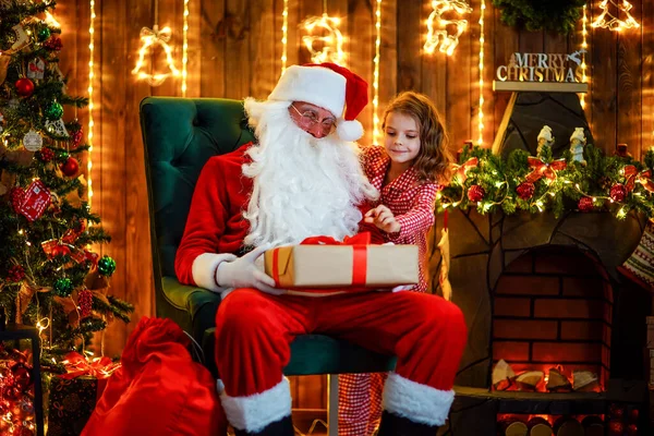 Joyeux Noël, Père Noël et petite fille la nuit au sapin de Noël — Photo
