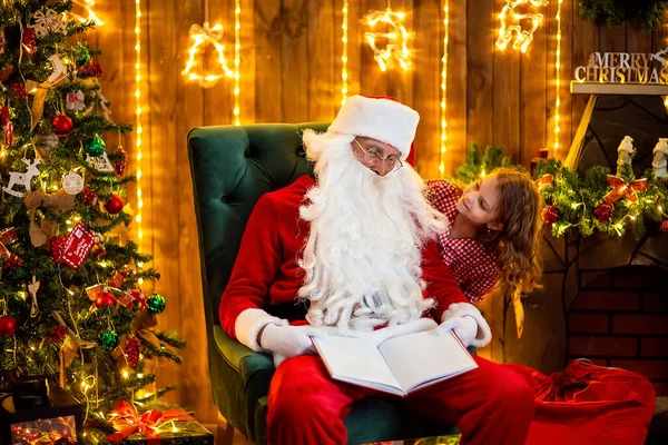 Joyeux Noël, Père Noël et petite fille la nuit au sapin de Noël — Photo