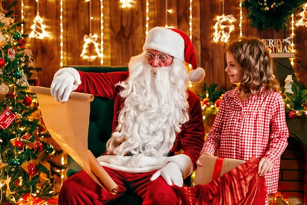 Joyeux Noël, Père Noël et petite fille la nuit au sapin de Noël — Photo