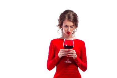 Makyajlı kadın, saç stili cilalı kırmızı elbise beyaz arka planda bir bardak sarmaşıkla poz veren, izole edilmiş