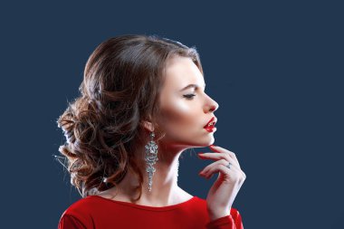 Makyajlı kadın, saç stili cilalı kırmızı elbise, koyu arkaplanda bir bardak sarmaşıkla poz, izole edilmiş.