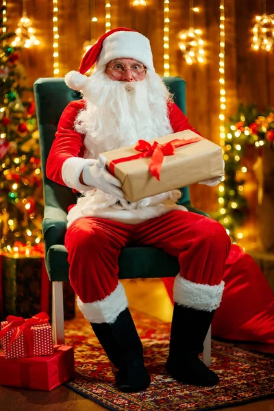 Foto des glücklichen Weihnachtsmannes im Freien mit Geschenkbox für Kinder — Stockfoto