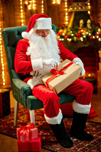 Foto des glücklichen Weihnachtsmannes im Freien mit Geschenkbox für Kinder — Stockfoto