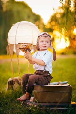 Küçük bir çocuk pilot olmayı hayal ediyor. Vintage havacılık şapkası