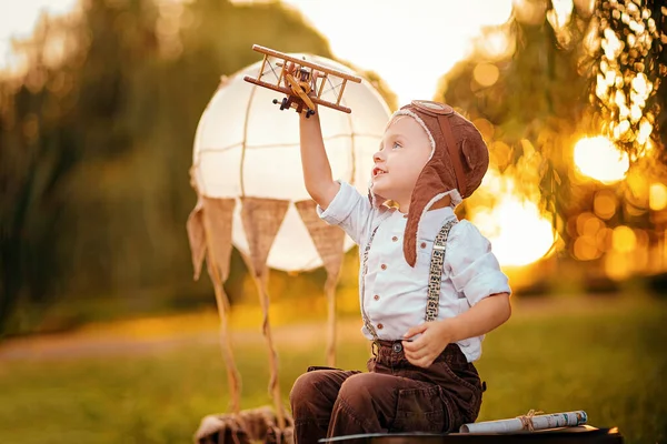 Küçük bir çocuk pilot olmayı hayal ediyor. Vintage havacılık şapkası