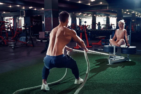 Fitness muž cvičení s bojovými provazy v tělocvičně — Stock fotografie