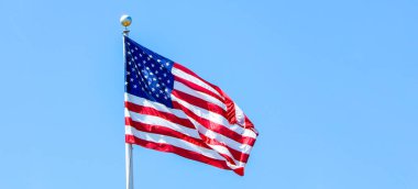 Mavi gökyüzünde Amerikan bayrağı