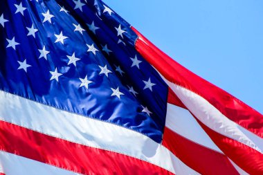 Mavi gökyüzünde Amerikan bayrağı