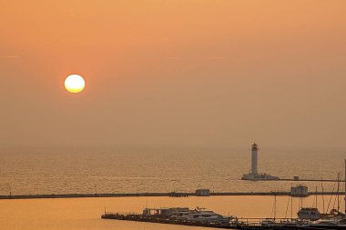 Sunrise denize. Deniz fenerinde. Karadeniz. Odessa, Ukrayna
