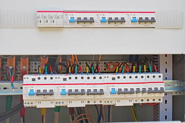 Voltage switchboard with circuit breakers