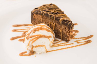 Karamel toppin ve dondurma ile çikolata tatlı