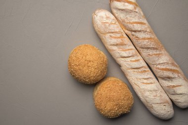 Taze ekmek. Baget. Burger topuzun. Taze pişmiş ürünler