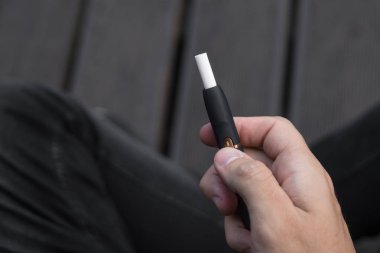 Erkek elinde elektronik sigara. Bir adam elektronik sigara içiyor..