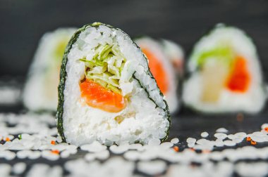 Somon, peynir ve salata ile rulo