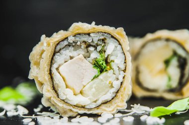 Peynir ve ton balığı ile sıcak rulo