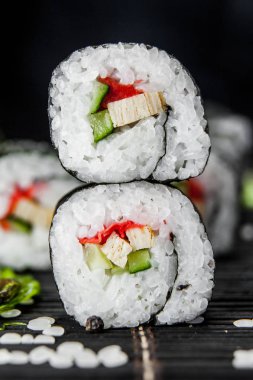 Bir bambu tahta üzerinde salatalık ile Suşi