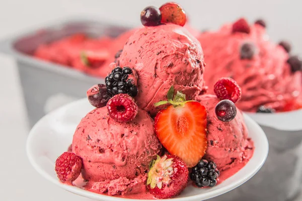 Berry lezzet ve çilek ile dondurma topları
