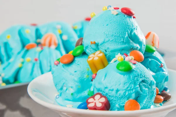 冰淇淋球与糖果 — 图库照片