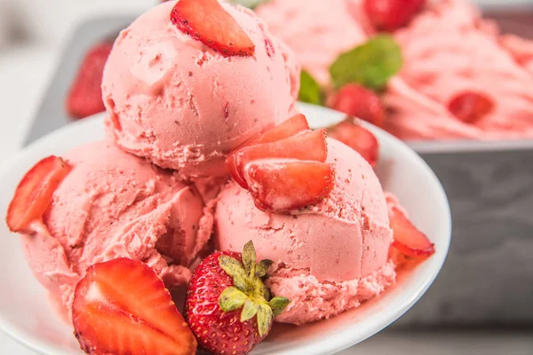 Sorvete Com Morangos Gelado Com Sabor Morango — Fotografia de Stock