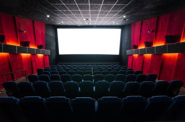 Beyaz ekranlı sinema salonu