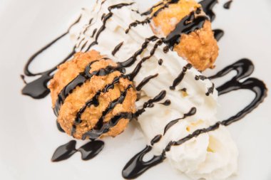 Dondurma ve çikolata tepesi ile Tatlı