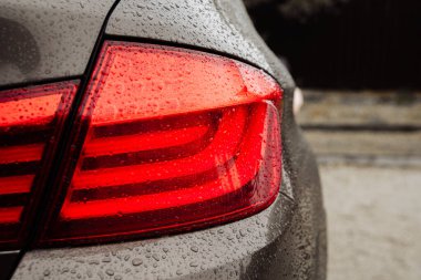 Yağmurda arabanın stop lambaları. Arabanın farları. Otomatik durma