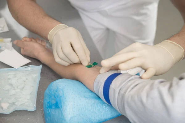 Damardan kan testi. Damardan kan alıyorum. Kan analizi