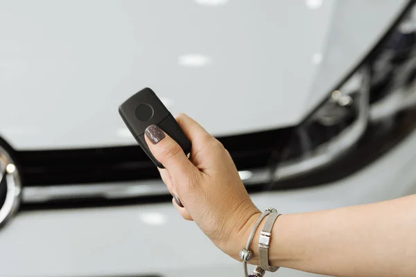 Araba anahtarı kadının elinde. Otomatik alarm anahtarı