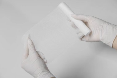 Ellerinde steril bandaj var. Ellerinde bandaj var. Bandaj