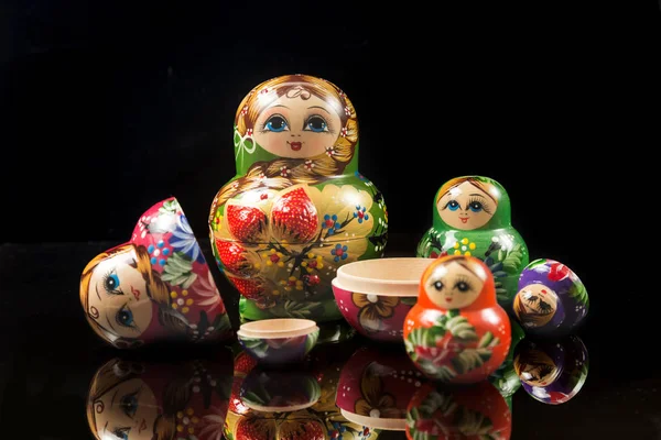 Russian nesting doll is a Russian specialty wooden toys, generally by a number of the same pattern of hollow wooden doll a set of a composition.