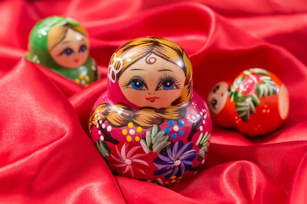 Russian nesting doll is a Russian specialty wooden toys, generally by a number of the same pattern of hollow wooden doll a set of a composition.