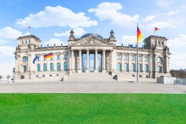 Berlin'de bina Reichstag Reichstag, Alman İmparatorluğu Büyük Millet Meclisi toplantıları mekanı olarak inşa edilmiştir. Bu 1894 yılında açıldı ve 1999 yılında Alman Parlamentosu koltuğunda olmak döndü.