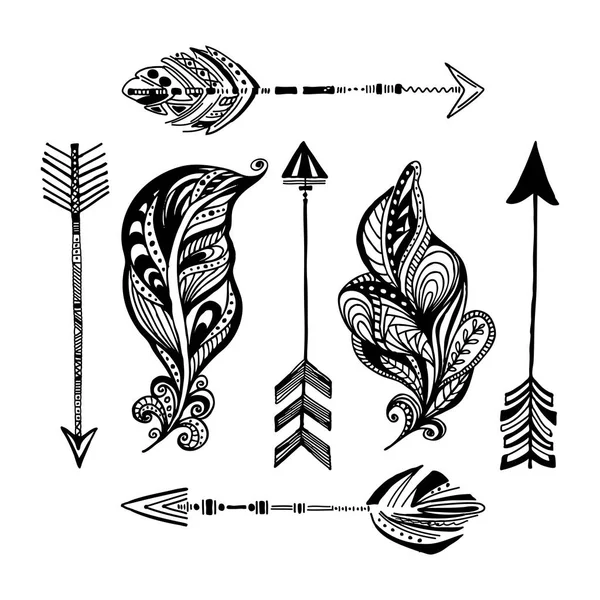 Vector un conjunto de flechas y plumas dibujadas a mano. Ilustración de estilo boho . — Vector de stock