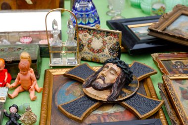 Linke Wienzeile 'deki Naschmarkt' ın cumartesi bit pazarı bölümü. Bric-a-brac tezgahı ikinci el ev eşyaları satıyor. - Tanrım! Viyana. Avusturya.