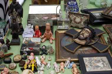 Linke Wienzeile 'deki Naschmarkt' ın cumartesi bit pazarı bölümü. Bric-a-brac tezgahı ikinci el ev eşyaları satıyor. - Tanrım! Viyana. Avusturya.