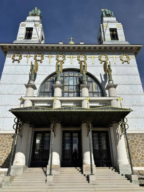 Otto Wagner tarafından tasarlanan Am Steinhof Kilisesi (Church Leopld). Othmar Schimtowitz 'ten melekler. Art Nouveau heykeli. Viyana. Avusturya.