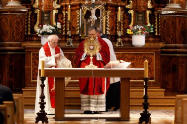 Kutsal hafta boyunca ayin kervanında papaz. Viyana. Avusturya.