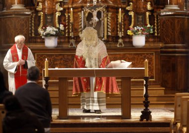 Kutsal hafta boyunca ayin kervanında papaz. Viyana. Avusturya.