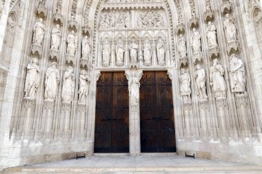 Kiliseyi ara. Batı cephesinde heykeller, dekorasyonlar ve kabartmalar. Viyana. Avusturya.