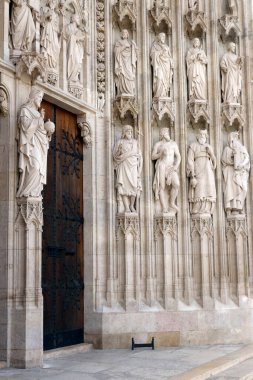 Kiliseyi ara. Batı cephesinde heykeller, dekorasyonlar ve kabartmalar. Viyana. Avusturya.