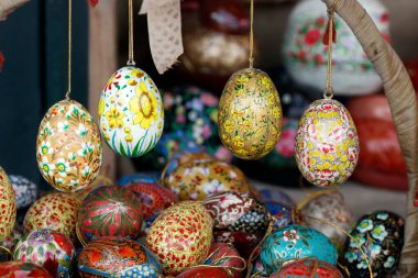 Geleneksel Paskalya pazarında renkli ve boyalı paskalya yumurtaları. Paskalya kutlaması en eski ve en Hıristiyan bayramıdır. Viyana. Avusturya.