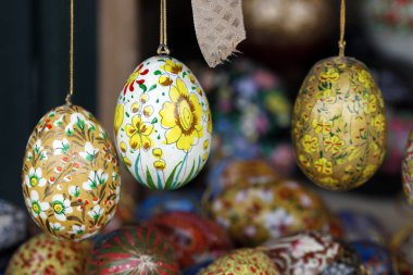 Geleneksel Paskalya pazarında renkli ve boyalı paskalya yumurtaları. Paskalya kutlaması en eski ve en Hıristiyan bayramıdır. Viyana. Avusturya.