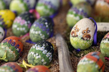 Geleneksel Paskalya pazarında renkli ve boyalı paskalya yumurtaları. Paskalya kutlaması en eski ve en Hıristiyan bayramıdır. Viyana. Avusturya.