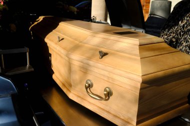 Cenaze arabasında tabut. Merhuma son bir veda. Yas tutuyorum. Cenevre. İsviçre.