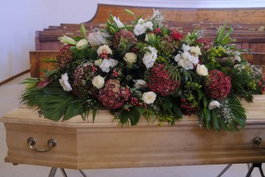 Tabutta çiçekler, sevgili merhuma elveda. Kilisede cenaze töreni. Cenevre. İsviçre.