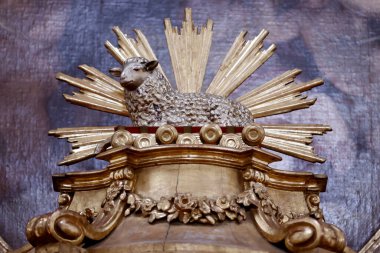 St. Joseph Karmelite Kilisesi. Agnus Dei, ya da Tanrı 'nın Kuzusu, Hristiyanlığın sembolü. Regensburg 'de. Almanya.
