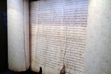 Bavyera İncil Müzesi. Isaiah 'ın kitabı. Qumaran 'dan büyük Isaiah Parşömeni. M.Ö. 2. yüzyıl. Nuremberg. Almanya.