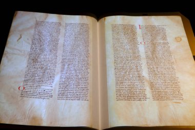 Bavyera İncil Müzesi. Dijital Gumbertus İncili. Boyu 67 'ye 45 santimetre ve ağırlığı 40 kilogram. Tam bir dgital kopya yapıldı. 12. yüzyıl. Nuremberg. Almanya.